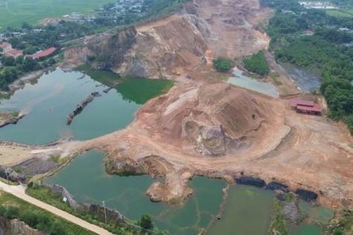 Dừng khai thác mỏ đất công ty Việt Lào nơi có 'bom' nước treo trên cao