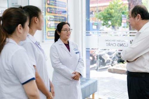 Một phụ nữ bị sốc phản vệ được cứu sống kịp thời khi đang chờ mua thuốc