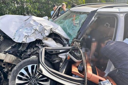Ô tô gặp nạn kinh hoàng, trưởng phòng kinh tế tử vong