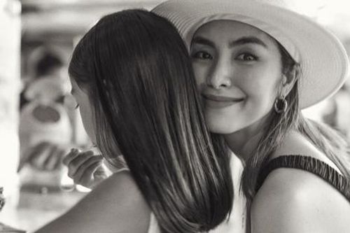 Tăng Thanh Hà 'tan chảy' vì 1 hành động của con gái dành cho em trai