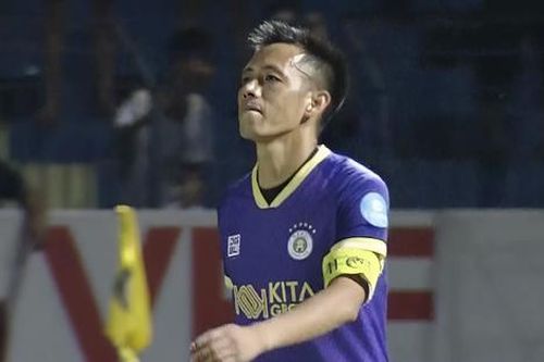 Văn Quyết sút hỏng 11 m theo cách kỳ lạ khiến Hà Nội FC mất chức vô địch