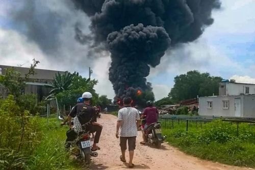 TP. Hồ Chí Minh: Clip ngọn lửa bao trùm xưởng gỗ rộng hàng trăm m2 ở Bình Chánh