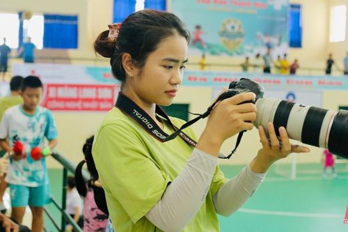 Nữ 'nhiếp ảnh gia' đặc biệt tại Giải bóng đá Nhi đồng Cup Báo Thanh Hóa lần thứ III