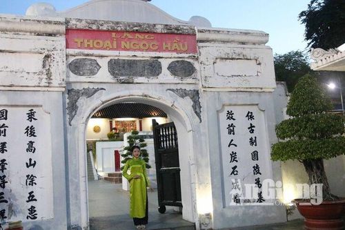 Đêm ở lăng Thoại Ngọc Hầu