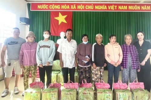 Trao 100 suất quà cho hộ nghèo, cận nghèo, gia đình khó khăn phường Cam Nghĩa