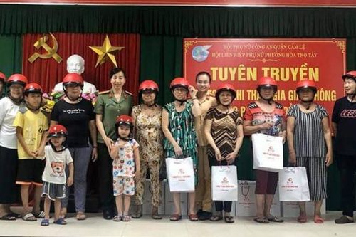 Phụ nữ Công an quận ở Đà Nẵng với phương châm 'mỗi ngày làm một việc tốt'