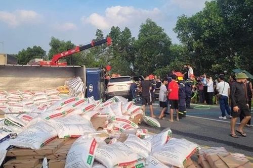 Ô tô con va chạm với xe tải trên cao tốc, 1 người tử vong
