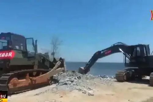 Trung Quốc chạy đua cứu hộ sự cố vỡ đê