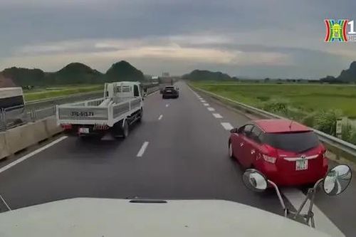 Nguy hiểm khi nhập làn, chuyển làn ẩu