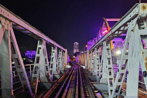 Tàu hàng đâm biến dạng ray cầu Quay, tuyến đường sắt Hà Nội - Hải Phòng tạm dừng