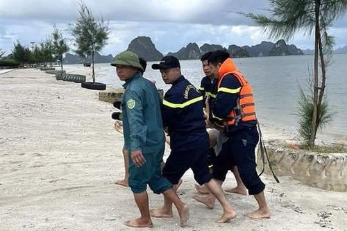 Đi tắm biển cùng dì ruột, một cháu bé đuối nước tử vong