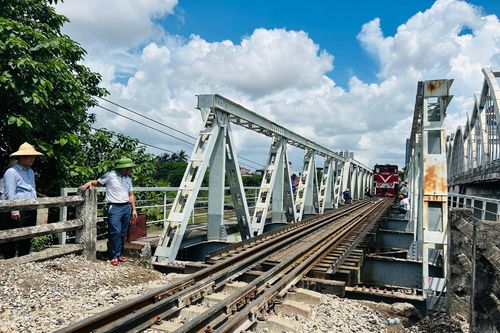Cầu Tam Bạc liên tiếp bị sà lan đâm hỏng, đề xuất xây cổng bảo vệ
