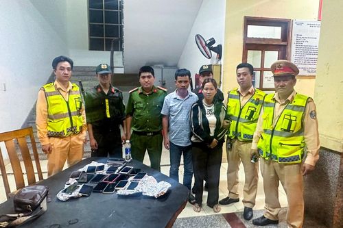 Bắt 3 đối tượng trộm 17 điện thoại tại hội chợ