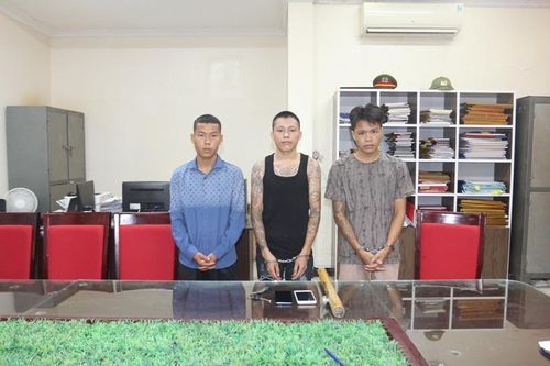 Ba đối tượng tấn công nam thanh niên cướp 2 chiếc điện thoại di động