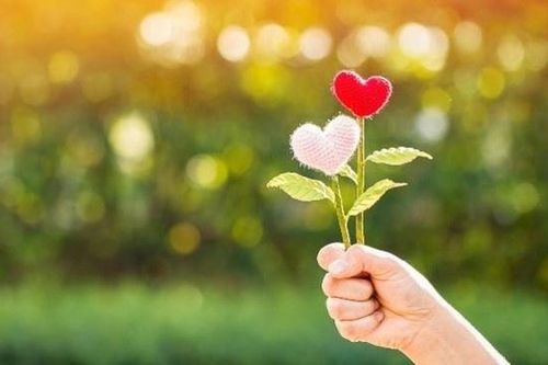 Sách bàn việc làm sao để yêu thương nhiều hơn