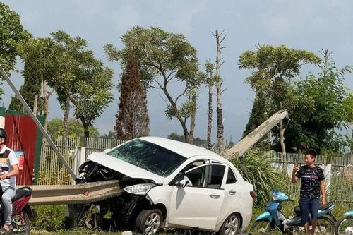 Tai nạn giao thông mới nhất 8/7/2024: hãi hùng thanh hộ lan xuyên dọc ô tô