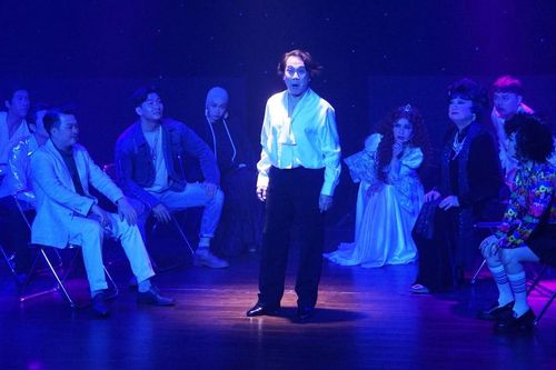 Kịch 'Những con ma nhà hát': Một suy ngẫm về thánh đường nghệ thuật