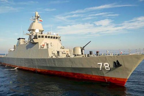 Tàu khu trục tối tân nhất của Iran chìm ngay tại cảng