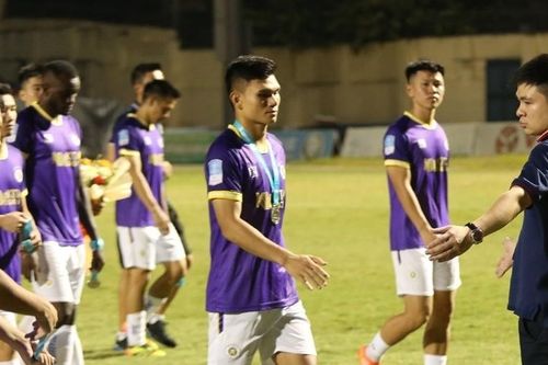 Hình ảnh cầu thủ CLB Hà Nội buồn bã nhận huy chương bạc Cup quốc gia Việt Nam 2023/24