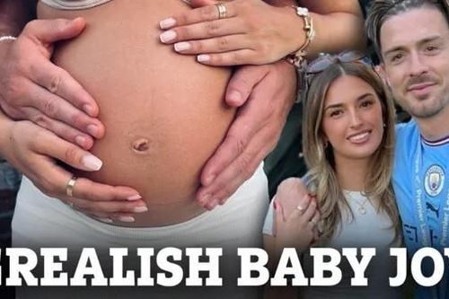 Tiền vệ Jack Grealish và bạn gái báo tin không thể vui hơn