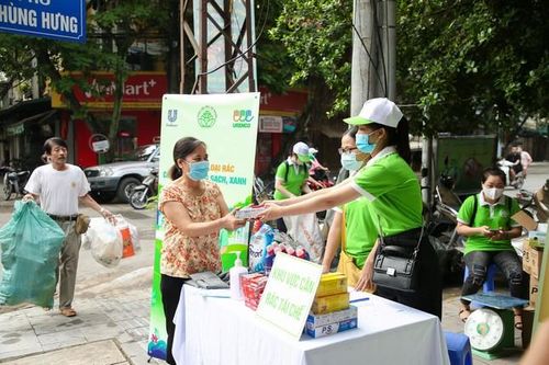 Hoàn Kiếm phân rác thành 4 loại, tiếp tục đổi rác lấy quà