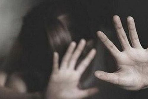 Tạm giữ hình sự đối tượng hiếp dâm con gái 10 tuổi của vợ 'hờ'