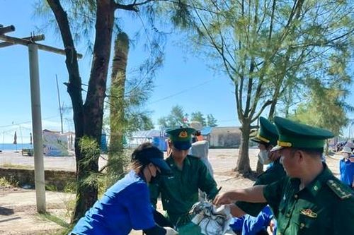 Tuổi trẻ Quảng Trị sôi động làm sạch biển