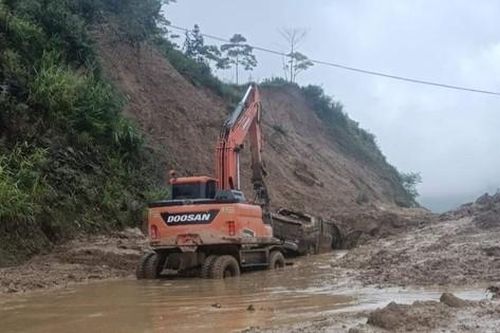 Mưa lũ gây sạt lở nghiêm trọng ở Hà Giang, 1 cháu bé tử vong