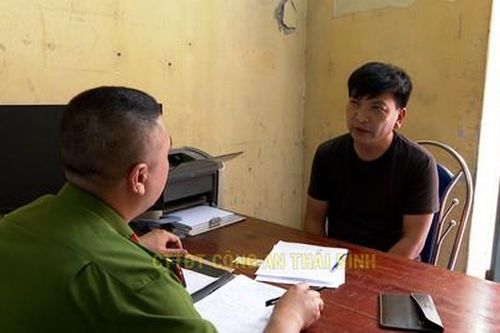 Thầy dạy lái xe chỉ đạo học viên 'chèn ép' phương tiện lưu thông trên đường