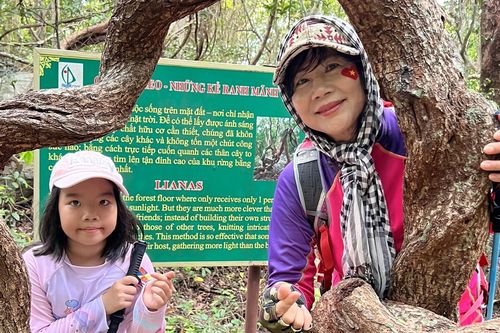 Bà ngoại 61 tuổi lái xe máy gần 500km vào TPHCM, đưa cháu 'lên rừng, xuống biển'