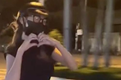 Cô gái buông hai tay 'diễn xiếc', tạo hình trái tim khi lái xe trên đường phố