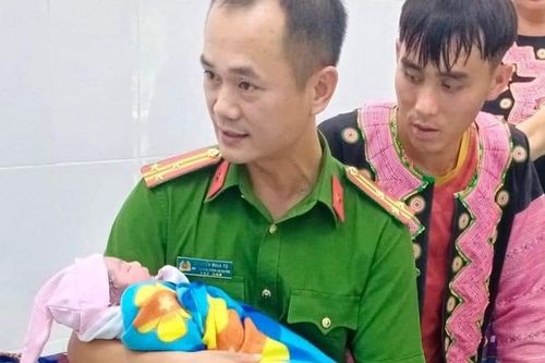 Phó Trưởng công an huyện làm 'bà đỡ' ngay trên ô tô