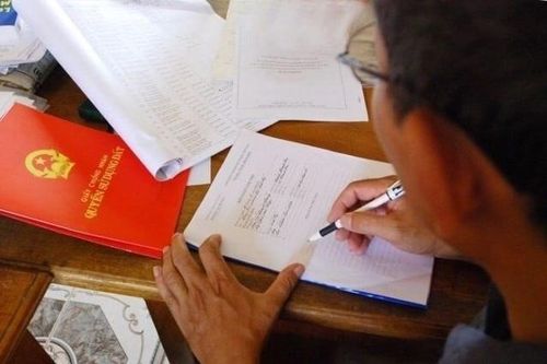 Truy tố cặp tình nhân mạo nhận cán bộ Công an lừa đảo làm 'sổ đỏ'