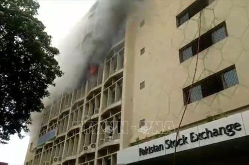Cháy tòa giao dịch chứng khoán tại Pakistan