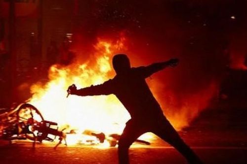 Bạo loạn bùng nổ ở Pháp sau khi bầu cử có diễn biến bất ngờ