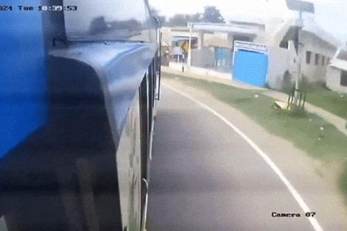 Clip: Mất thăng bằng, người phụ nữ ngã khỏi xe buýt đang chạy