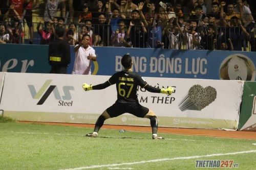 Thủ môn Thanh Hóa tiết lộ bất ngờ về pha đẩy penalty của Văn Quyết
