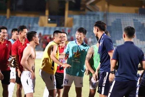 Cầu thủ Việt Nam giải nghệ ngay sau khi trụ hạng