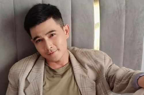 Quang Sự phong độ sau khi thông báo lên chức
