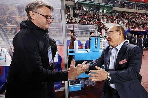 HLV Troussier đối đầu cam go với HLV Park Hang Seo để thoát thất nghiệp