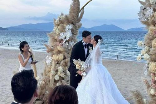 Vợ thủ môn Đặng Văn Lâm gọi đám cưới bí mật là một giấc mơ ngọt ngào