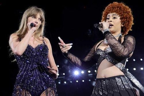 Nữ ca sĩ có hành động tinh tế khi thấy khán giả chế giễu ca khúc của Taylor Swift