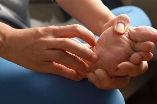Ngứa lòng bàn chân dữ dội là dấu hiệu của bệnh gì?