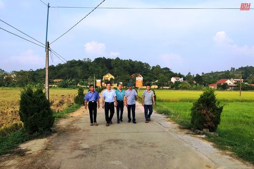 Bí thư chi bộ, trưởng ban công tác mặt trận hết lòng vì công việc