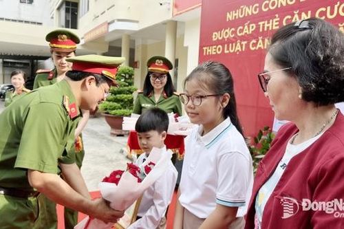 Công an tỉnh trao 100 thẻ căn cước, giấy chứng nhận căn cước cho công dân