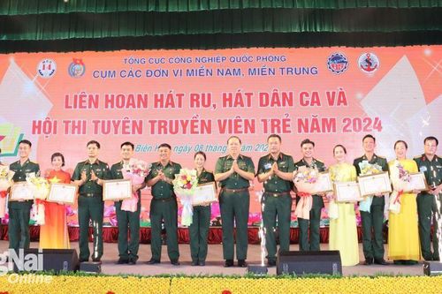 Nhà máy Z114 và Tổng công ty Ba Son đoạt giải xuất sắc liên hoan hát ru, hát dân ca và tuyên truyền viên trẻ
