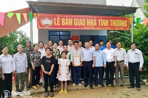 Đại biểu Quốc hội trao tặng 2 nhà tình thương tại Định Quán