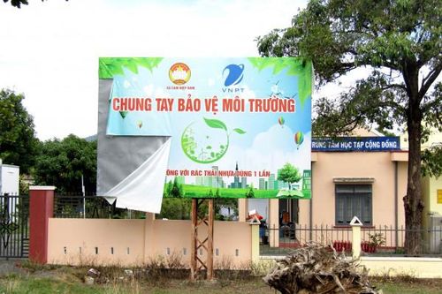 Pa nô tuyên truyền bị rách