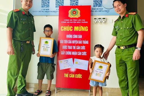 Trao thẻ và giấy chứng nhận cho những công dân đầu tiên được cấp căn cước theo Luật Căn cước