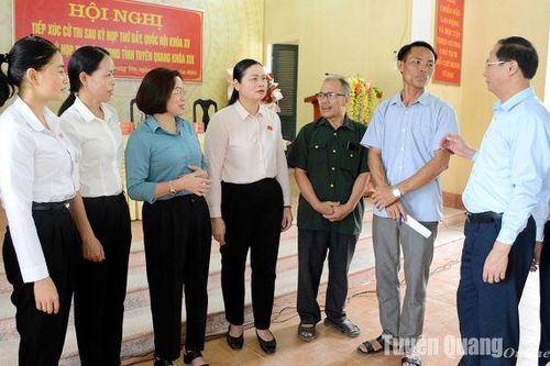 Đồng chí Phó Trưởng đoàn chuyên trách Đoàn đại biểu Quốc hội tỉnh Ma Thị Thúy tiếp xúc cử tri xã Trung Yên, phường Phan Thiết